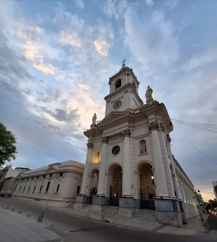 CALUROSO CON PROBABILIDAD DE TORMENTAS AISLADAS: EL TIEMPO ESTE MARTES 24 DE FEBRERO EN CORRIENTES