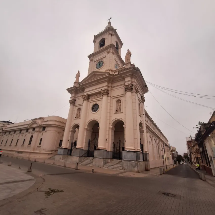 Por la mañana, se espera una temperatura de 13 °C con presencia de neblina. La probabilidad de preci