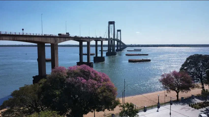 SÁBADO CALUROSO Y A PURO SOL EN LA CIUDAD
